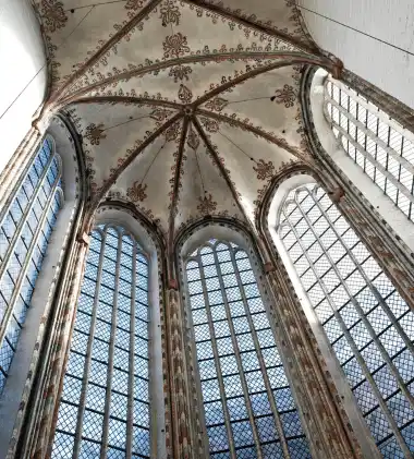 Fenster und Gewölbe der Marientidenkapelle im Sonnenschein