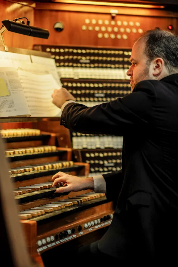 Johannes Unger beim Orgelspielen