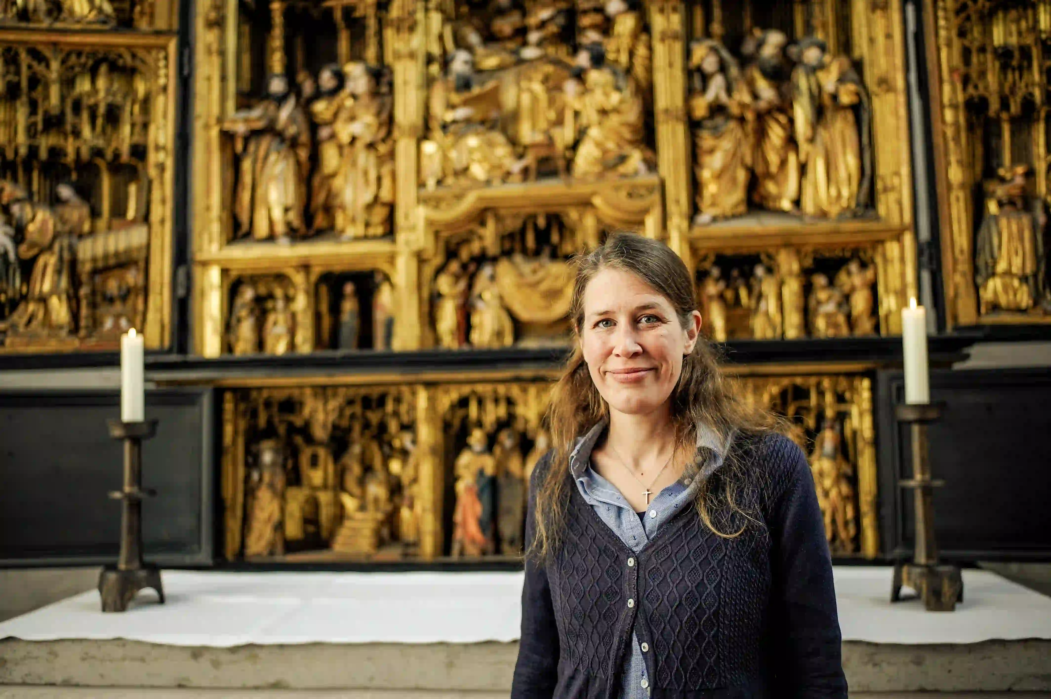 Pastorin Meißner vor dem Marientidenaltar