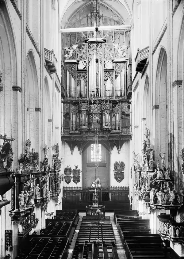 Historische Ansicht des Mittelschiffs mit alter Orgel