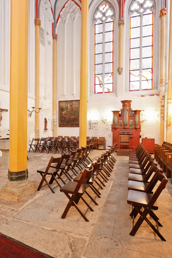 Stuhlreihen und Orgel in der Briefkapelle