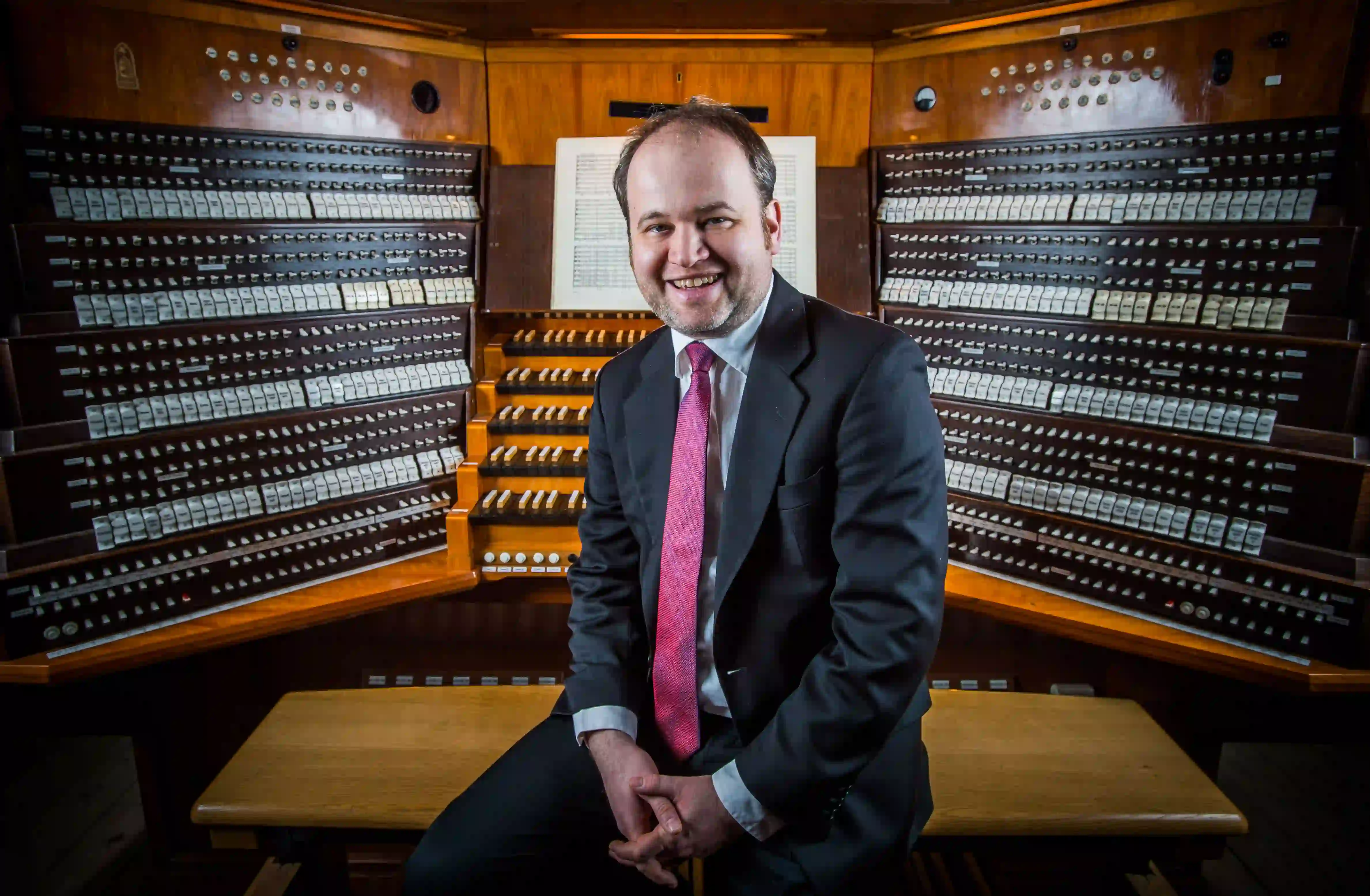 Marienorganist Johannes Unger am Spieltisch der Großen Orgel in St. Marien