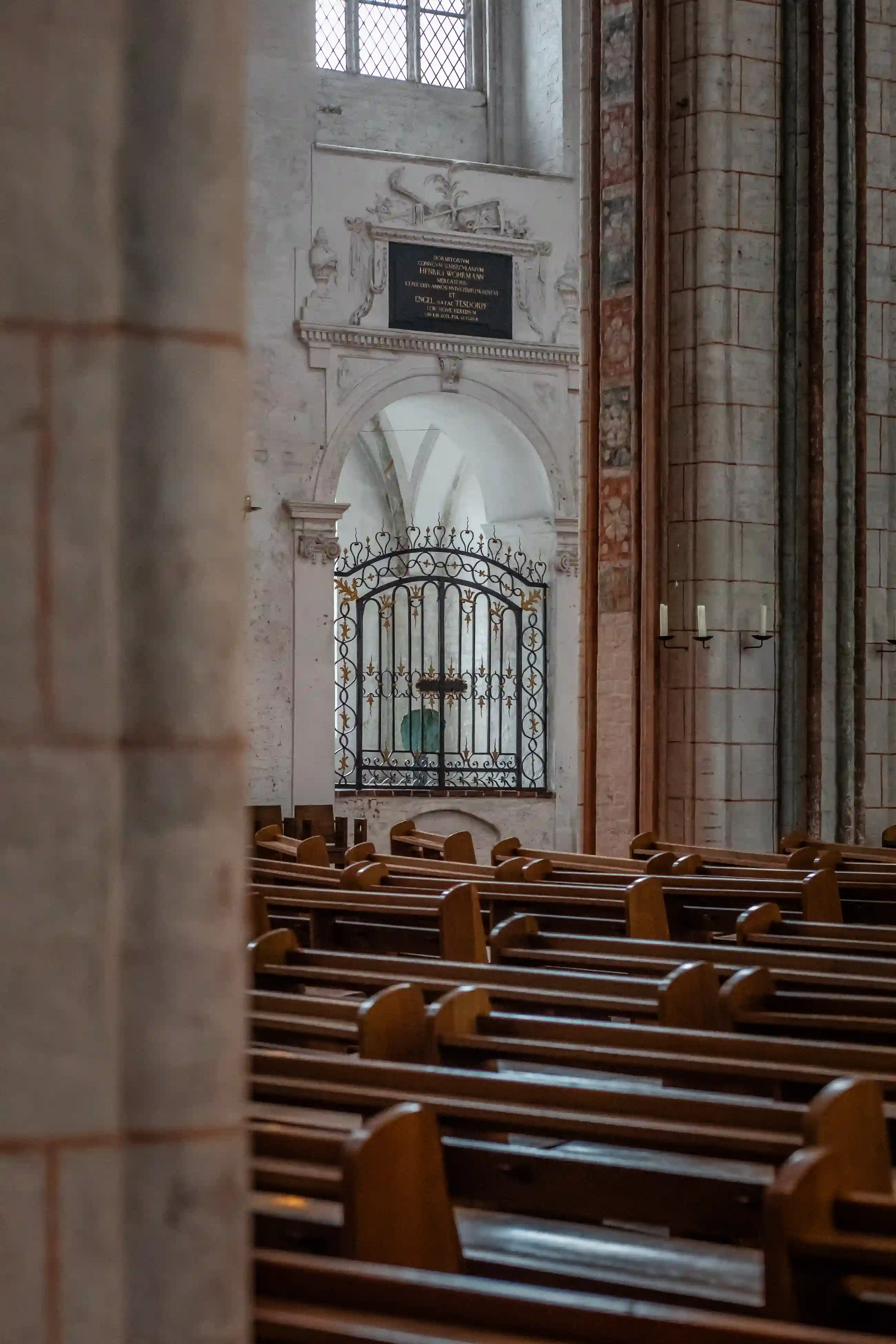 Leere Kirchenbänke im Hauptschiff von St. Marien